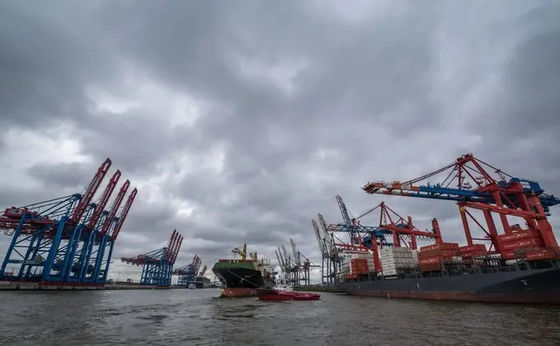 China aan de Containerlading die van Europa minder dan EXW/FOB/FCA verschepen